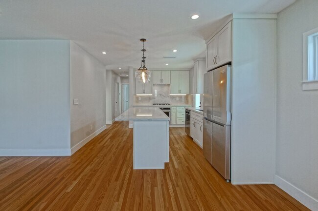 Building Photo - Completely Remodeled, Bright & Airy 3BR2BA...