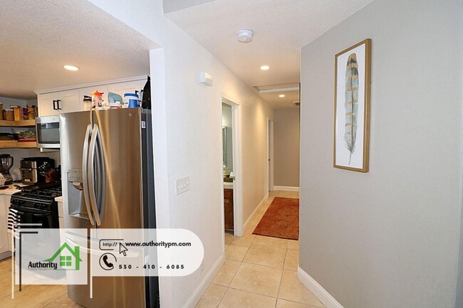 Building Photo - 705 Country Oak Dr