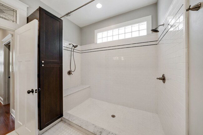 Building Photo - Beautiful 3Bed/2Bath home with Unique Features and Fenced Backyard!