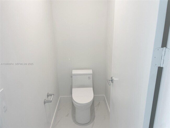 Building Photo - 700 NE 24th St