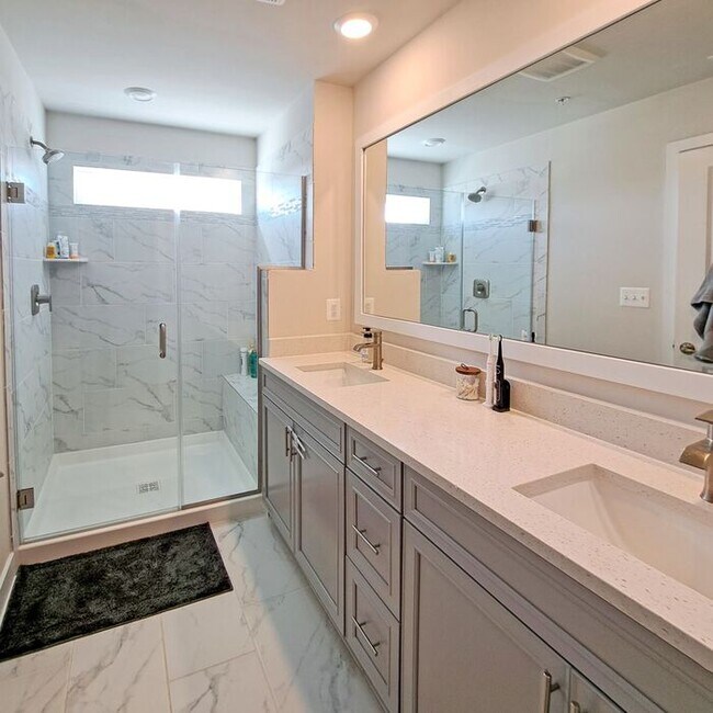 Building Photo - Gorgeous 4-Level Townhome with Rooftop Ter...