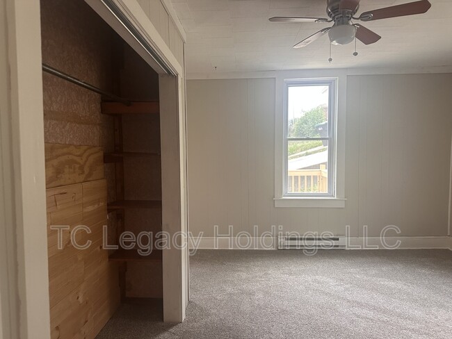 Building Photo - 614 Hart St