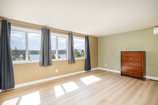 Building Photo - Stunning Lake Sammamish View | 5 Bed, 3 Ba...