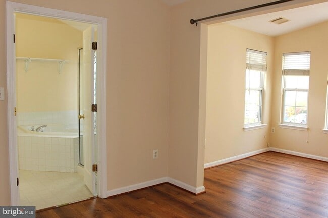 Building Photo - 42856 Golf View Dr