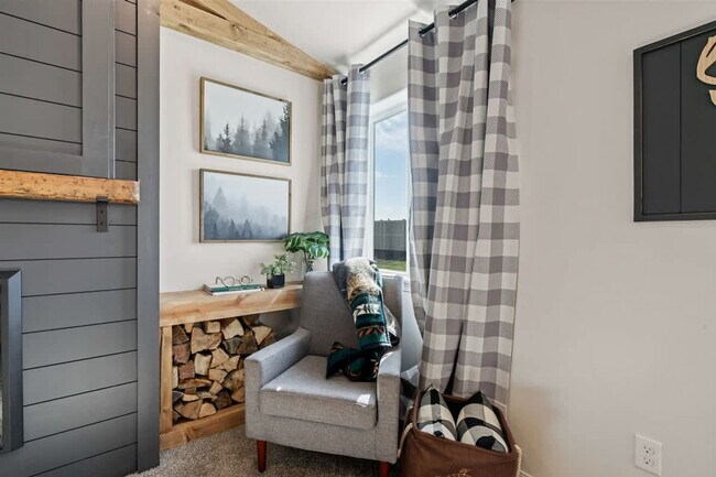 Building Photo - 347 S 10th Ave