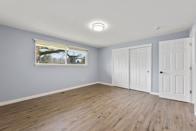 Building Photo - Spacious 3-Bed + Bonus Room in Lakewood | ...