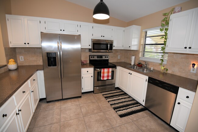 Large updated kitchen with new stainless steel appliances - 3071 SE Aster Ln