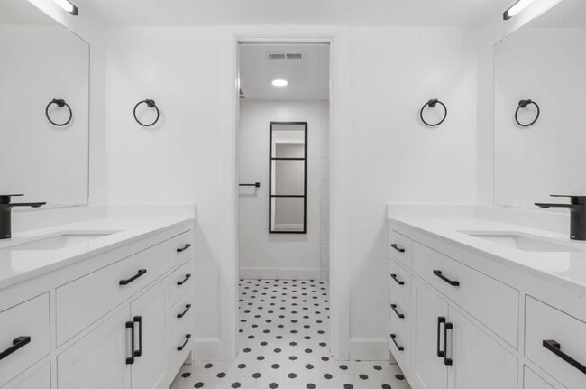 Building Photo - Spacious home for rent -  2.2 miles from t...