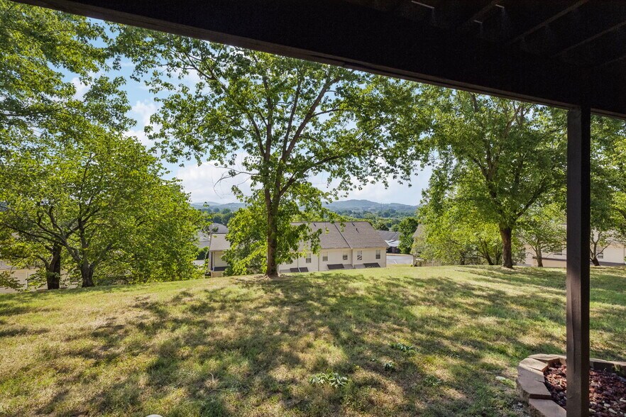 covered patio downstairs - 1614 Brentwood Pointe