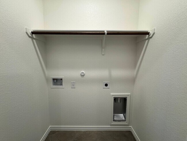 Building Photo - 636 Pacific Crest Trl