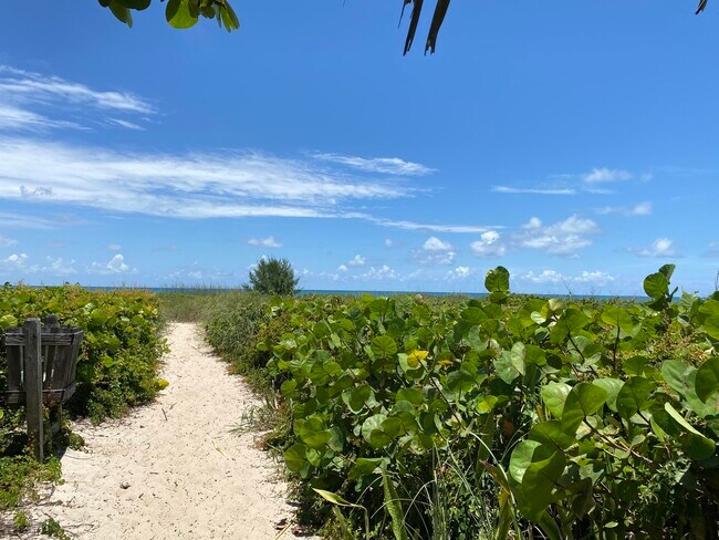 Building Photo - 956 Tulip Ln