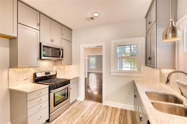 Building Photo - 811 1/2 E 38th St