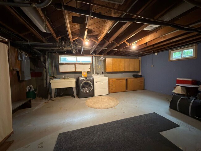 Building Photo - Modern Comfort Meets Classic Charm in South Tabor~ Fenced Backyard~ Garage~ Pets Welcome~ 94 Bike...