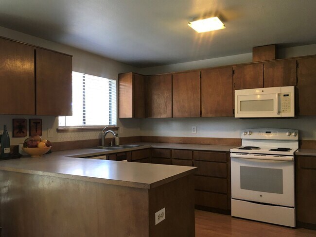 Building Photo - ***$1,000 Off First Month's Rent*** Charming Split Level in NE Bend - HUGE Yard!