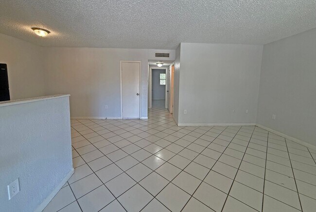 Building Photo - 2 N Fernwood Ave