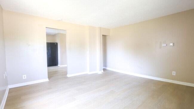 Building Photo - 3 bedroom 2 bathroom Available in Lorain!
