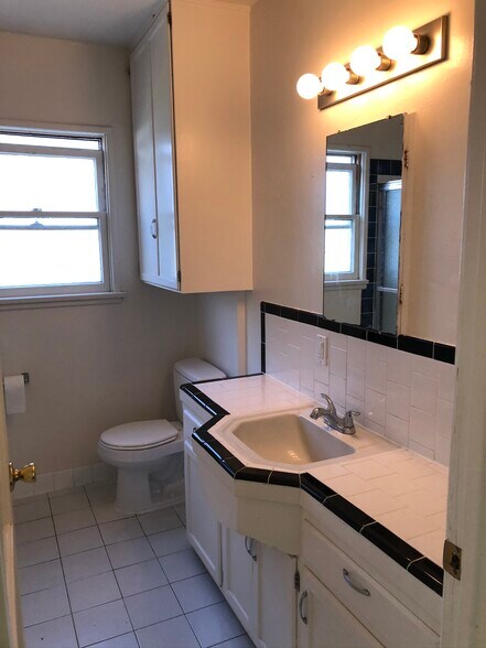 Building Photo - 609 Kelton Ave