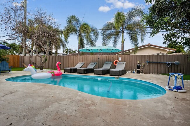 Building Photo - 5760 NE 18th Ave