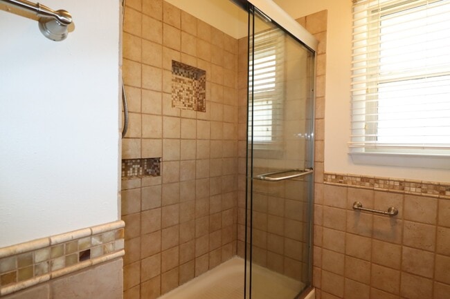 Building Photo - Charming 3 Bedroom Neenah Home with fenced yard