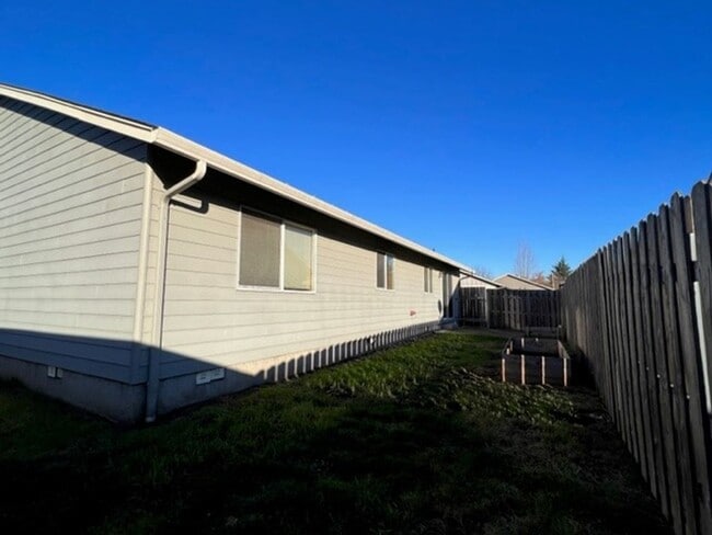 Building Photo - 3Bd/2Ba Single Story House - Available Soon!