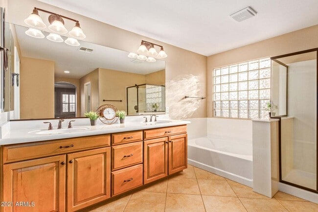 Building Photo - Eagle Glen Cul-de-sac Beauty