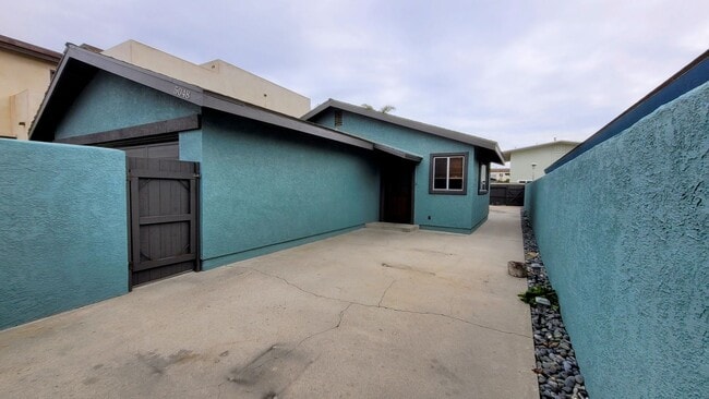 Building Photo - Oxnard Shores Home
