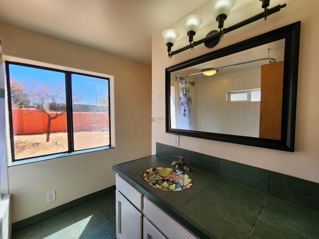 Building Photo - 212 Tesuque Dr