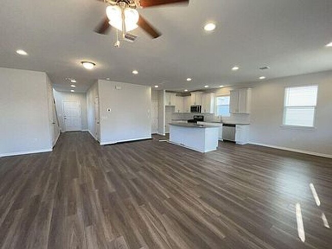 Building Photo - 233 Hauser Dr
