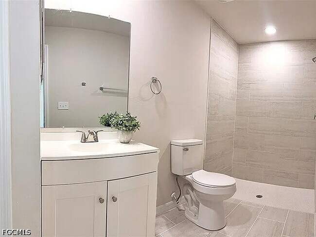 Building Photo - 2938 Santa Barbara Blvd S