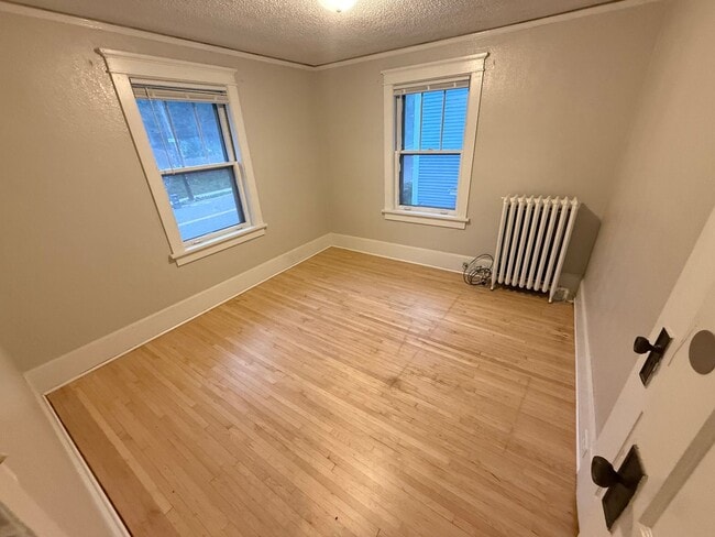 Building Photo - 6 bedroom 2 bath