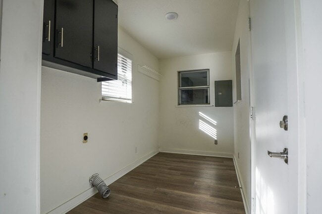 Building Photo - 3 Bedroom 2 Bath home on HUGE lot in Farmington!