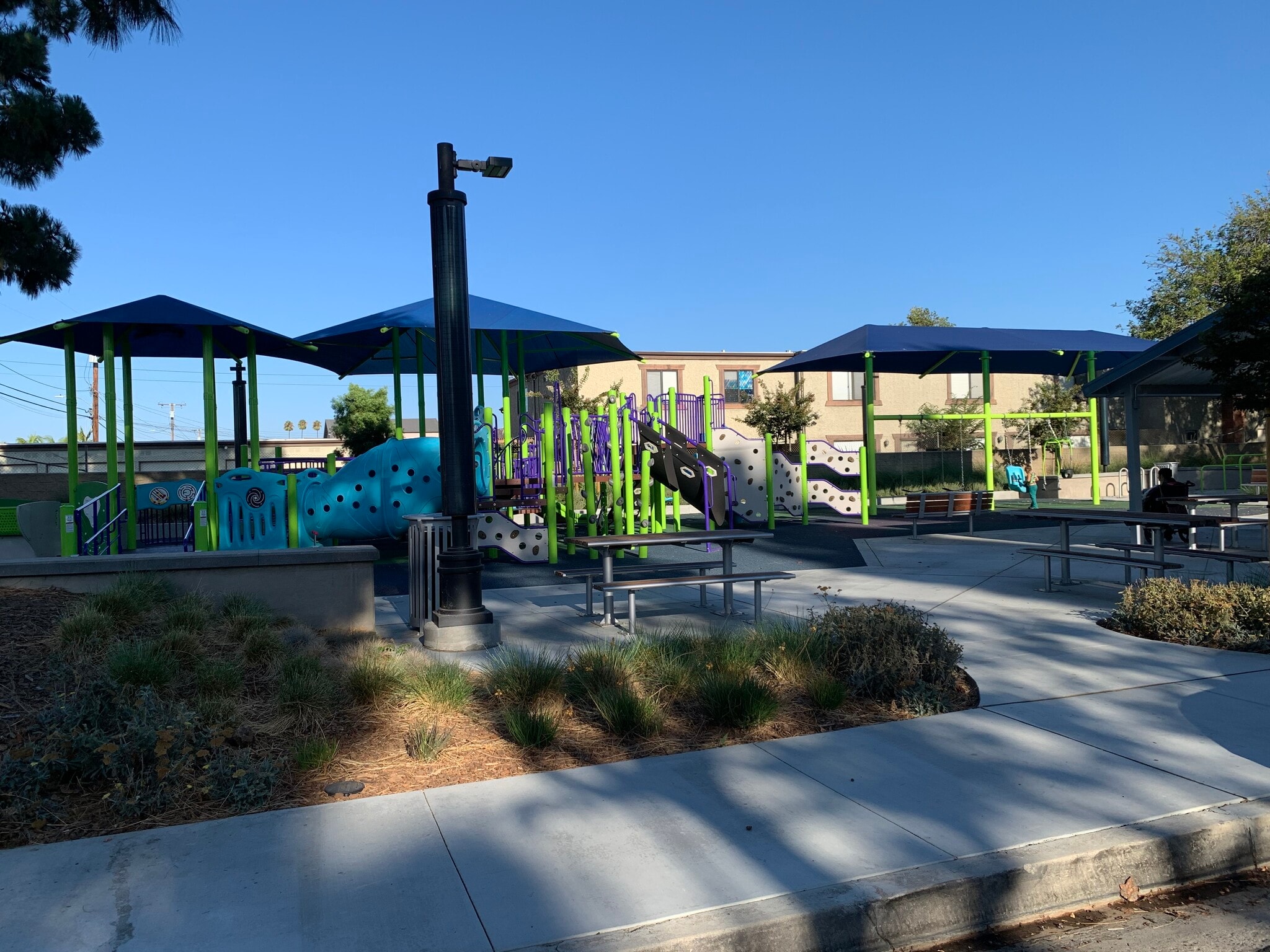 Enjoy several parks less than a few minutes walk from home - 4092 Howard Ave