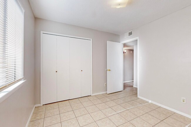 Building Photo - Taylor Ranch 4/BD 2/BA 2/CG