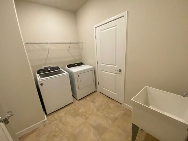 Building Photo - 4/2 Single family home