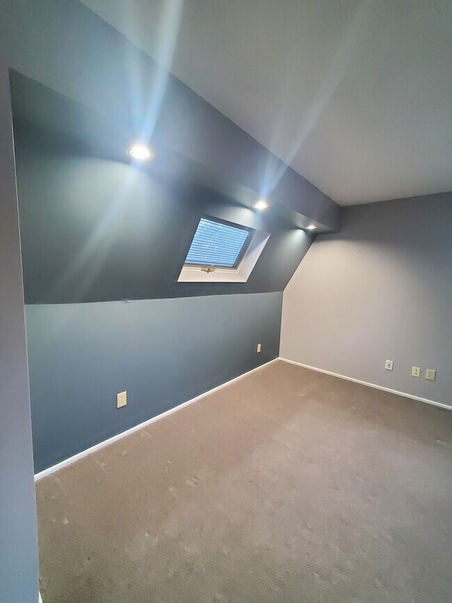 Building Photo - 4704 Great Oaks Dr