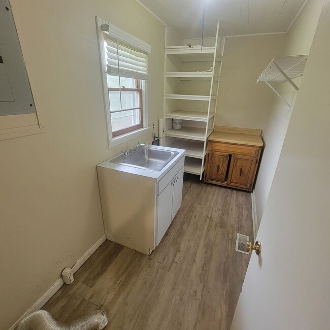 Building Photo - 4 Bedroom, 2 Bathroom Single Family Home-$...
