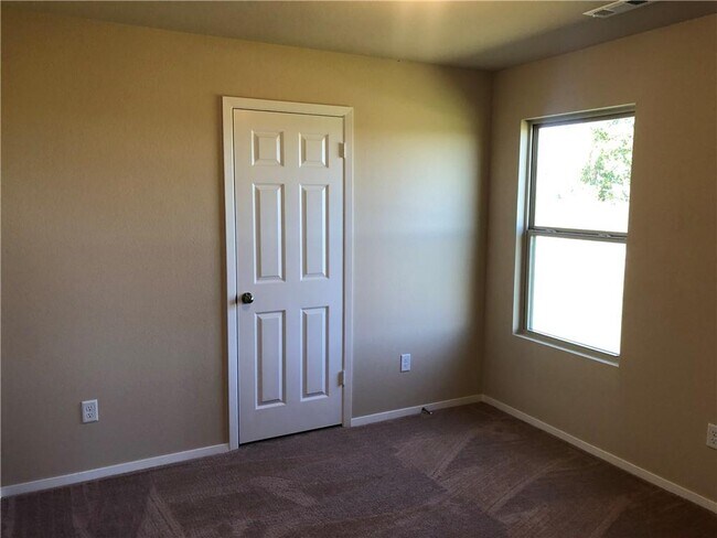 Building Photo - 602 W Pittsfield