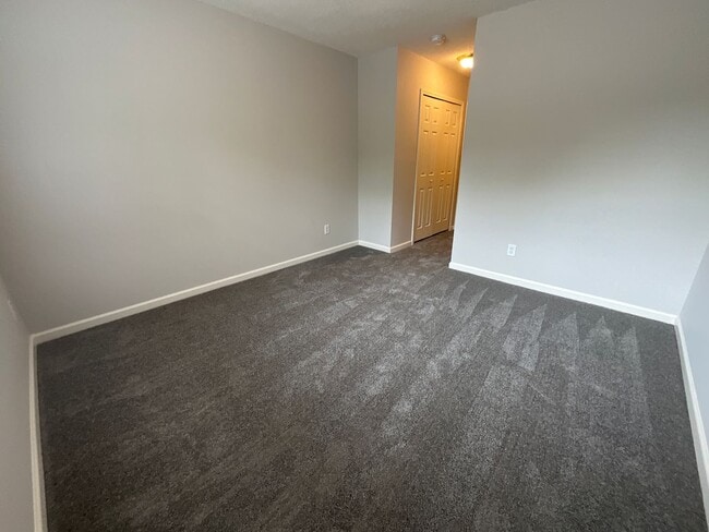 Building Photo - Charming 3 bedroom/2.5 bathroom End Unit i...