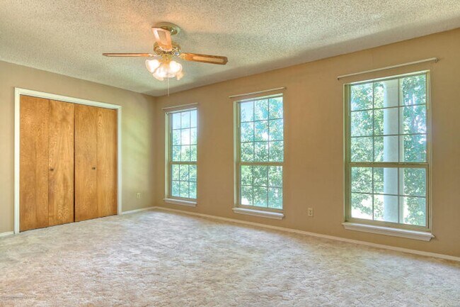 Building Photo - 2 bed, 2.5 bath townhome