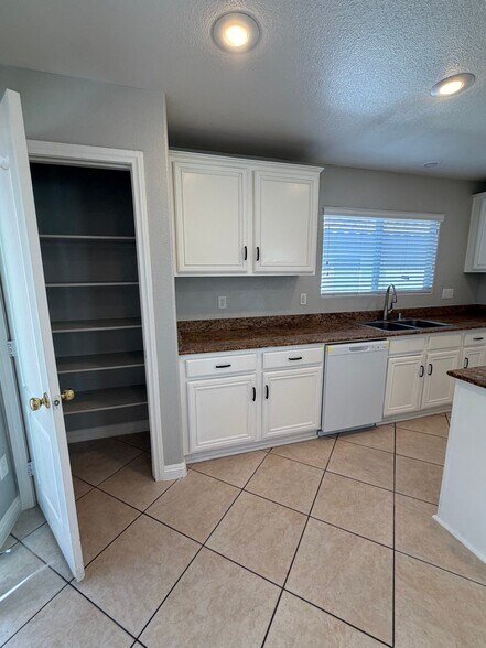 Building Photo - 9521 Grand Fir Ct