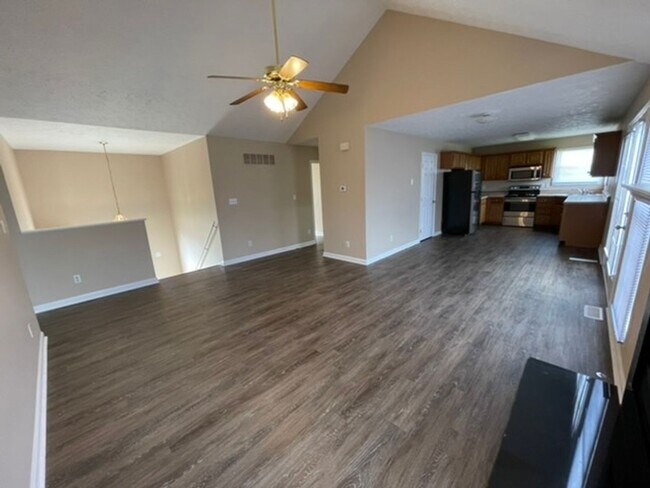 Building Photo - Large Home in Shelbyville For Rent