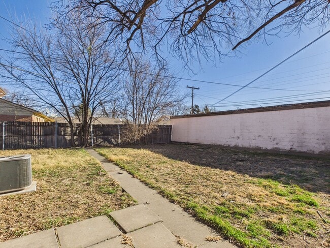 Building Photo - Charming rent ready duplex!