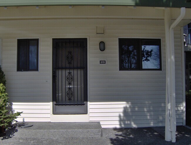 Building Photo - Charming Townhouse! Water Sewer and Garbage Included!