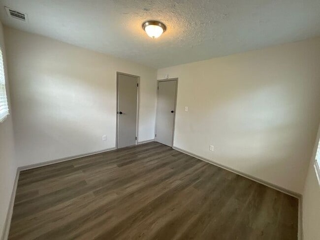 Building Photo - 8919 Yarmouth Dr