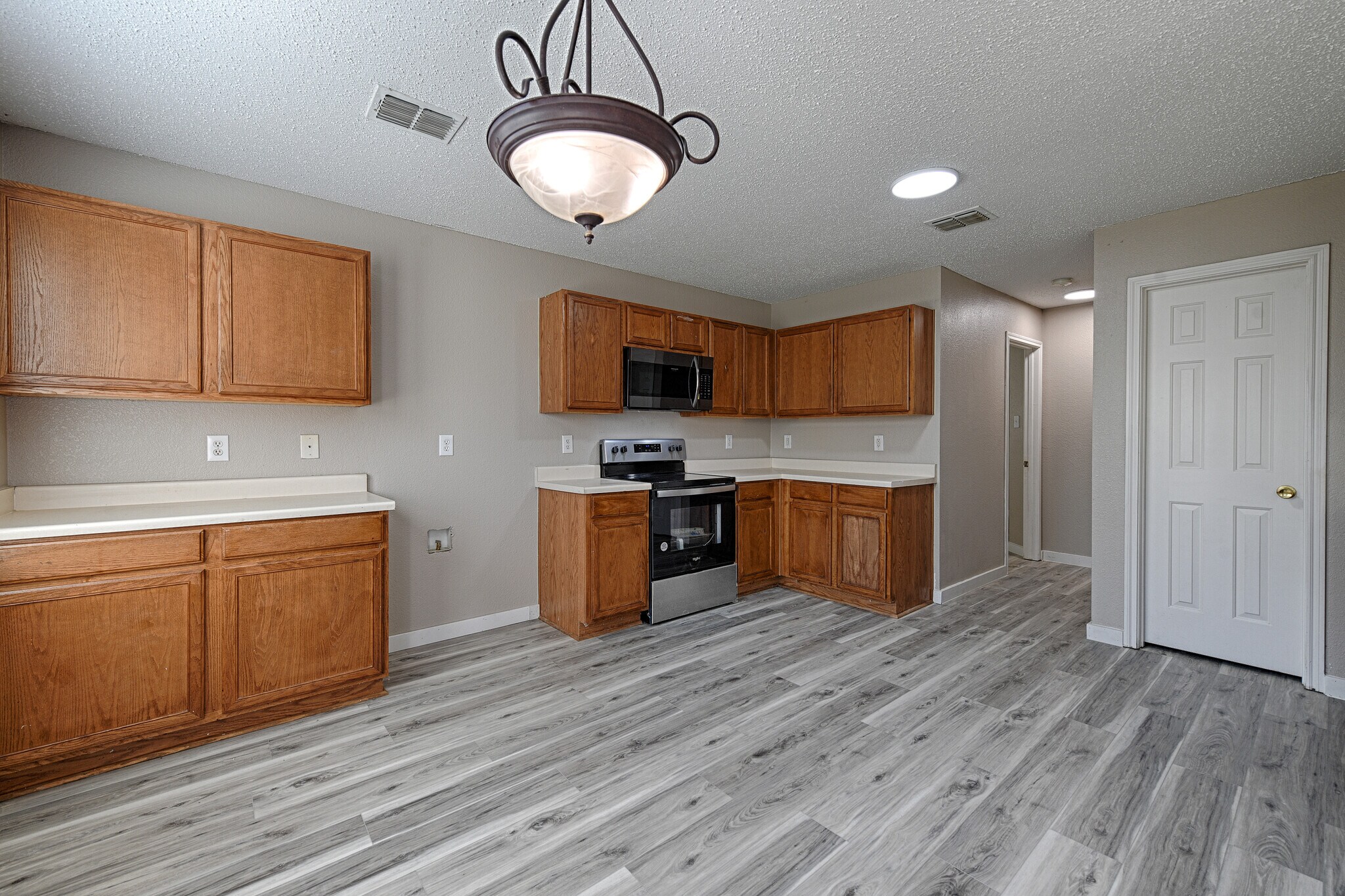 Building Photo - 5909 Thoroughbred Trl