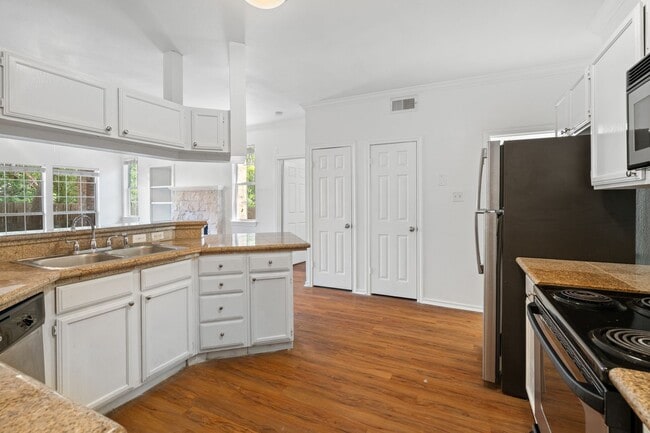Building Photo - BEST 2 BEDROOM - PRIVATE YARD - PRIVATE GA...