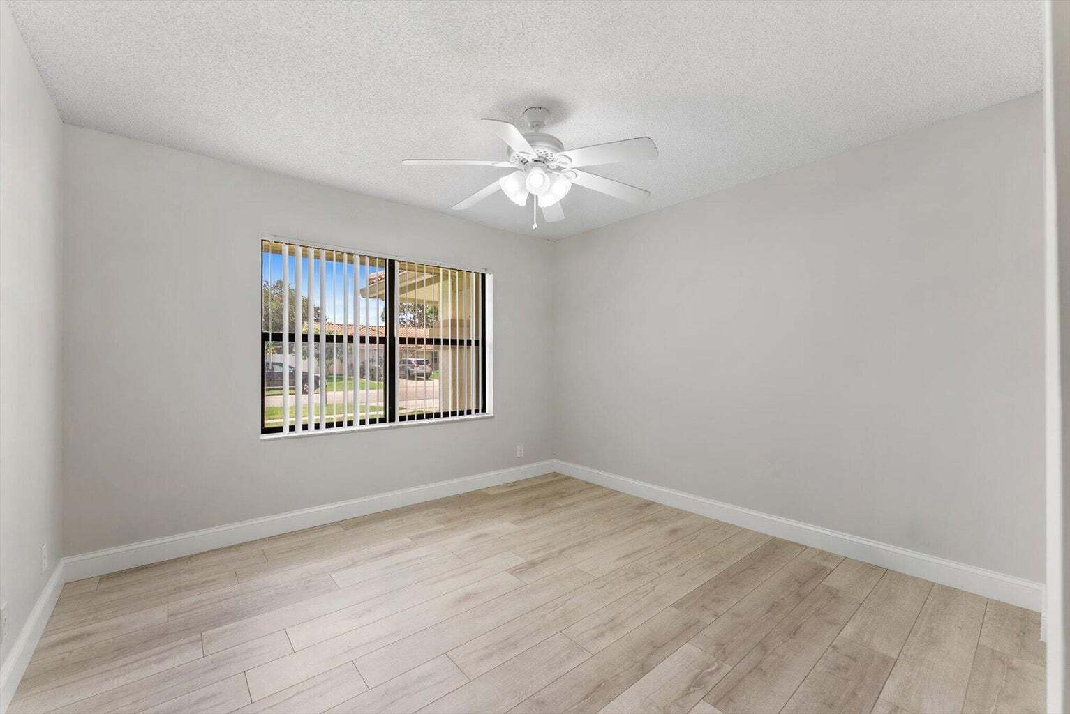 Building Photo - 5809 Sun Pointe Cir