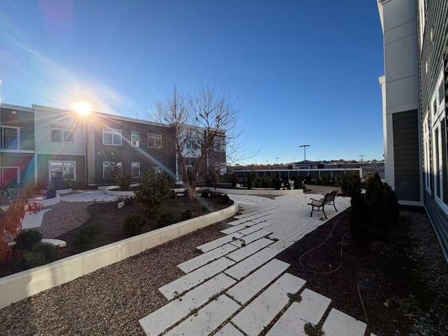 Building Photo - 60 Cross St E