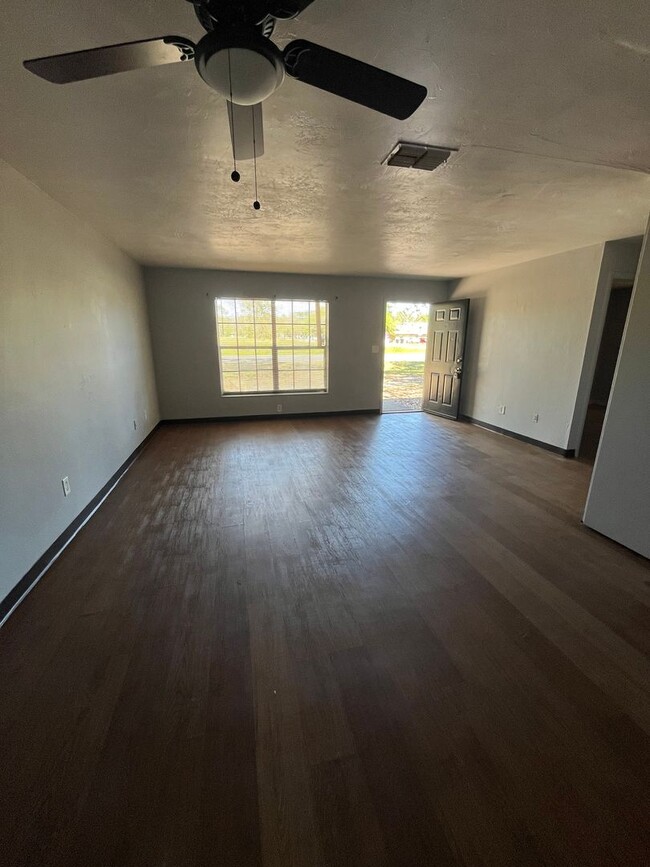 Building Photo - Spacious 2-bedroom 1 bathroom Move in ready!