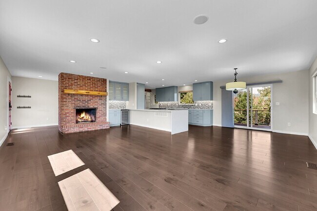 Building Photo - $3,600, 4-Bed, 3-Bath Updated Home in Mani...